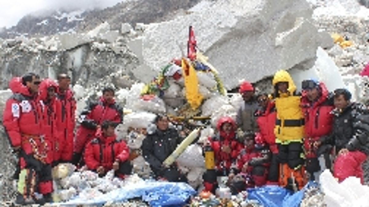 Gli sherpa nepalesi raccolgono la spazzatura lasciata sull'Everest dagli scalatori