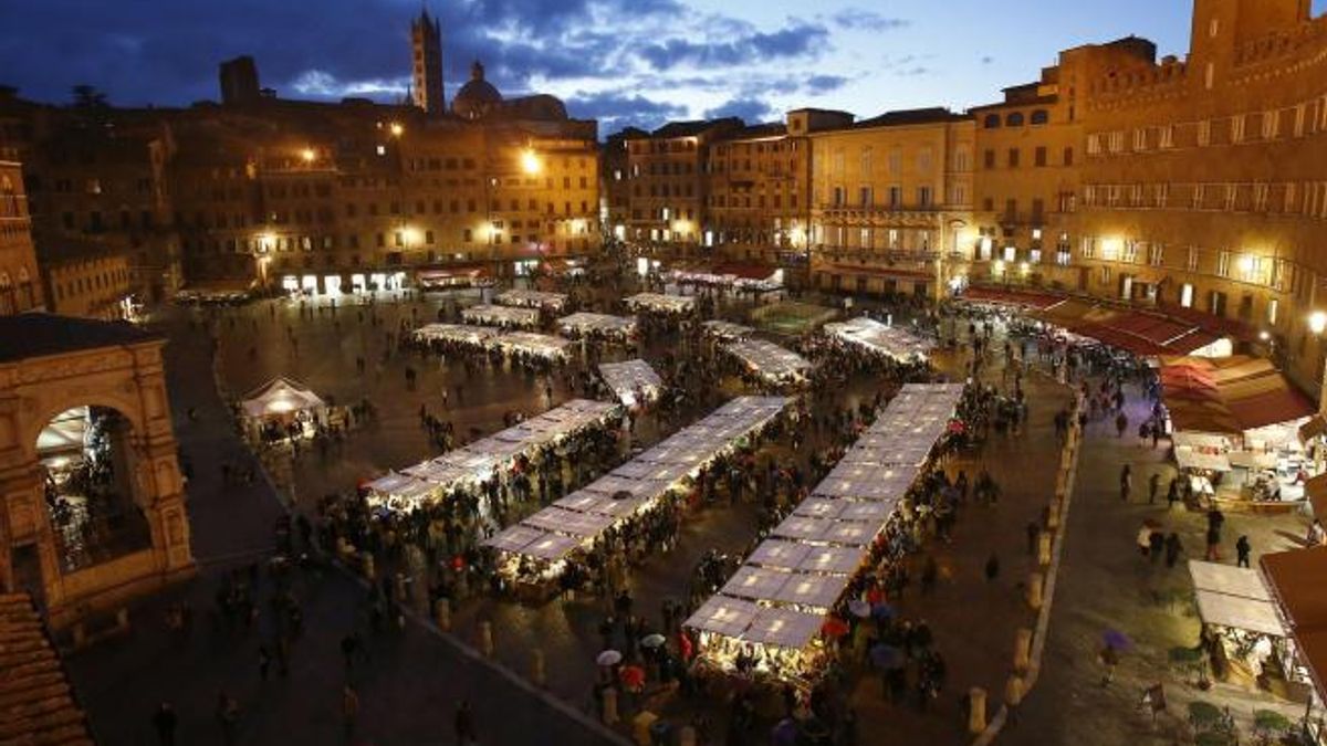 Siena: panoramica serale del mercato medievale