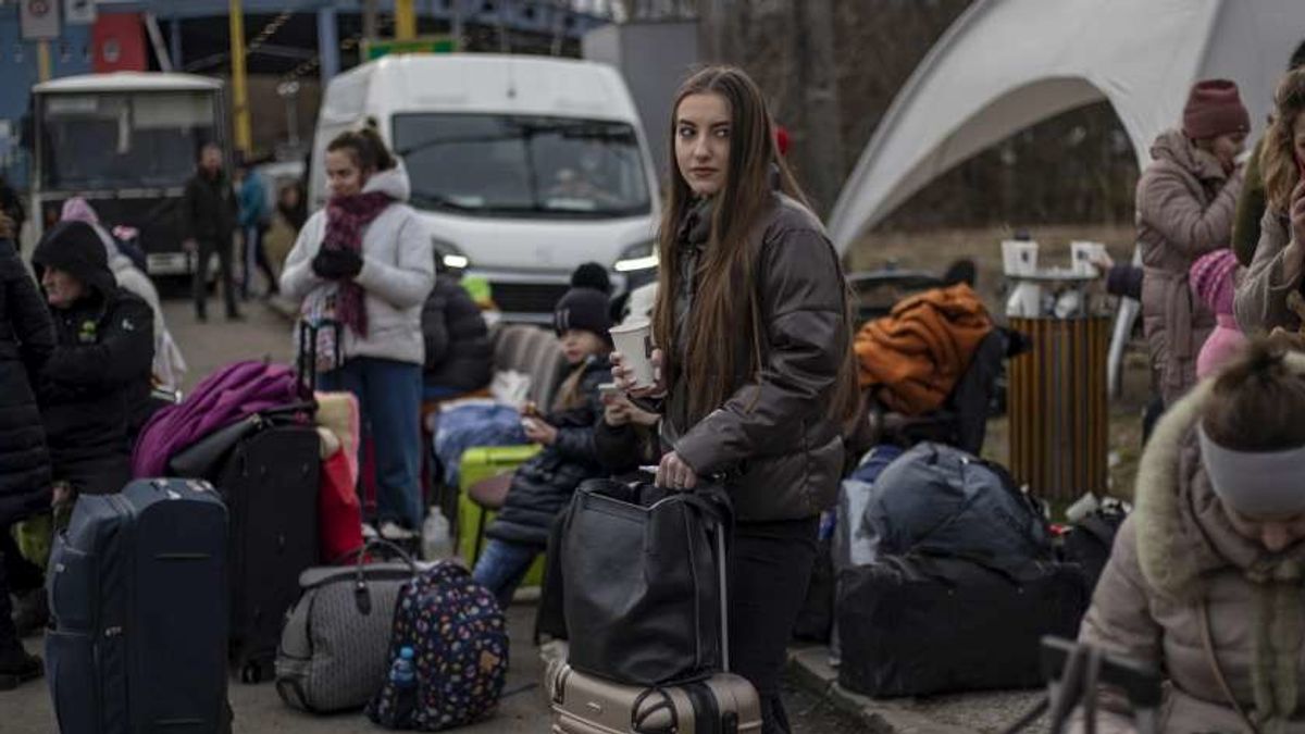 Dall'Ucraina in fuga verso la Slovacchia. Tante famiglie cercano scampo nel Paese vicino per scappare dalla guerra