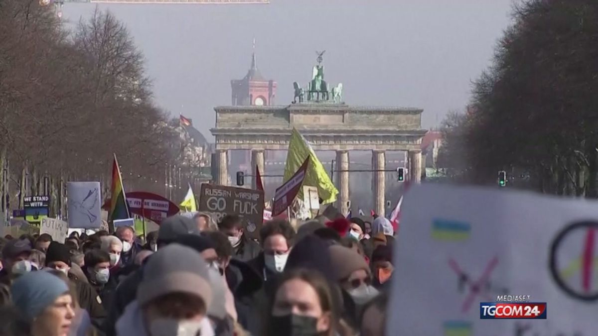 Manifestazioni per la pace in Europa: folla oceanica a Berlino