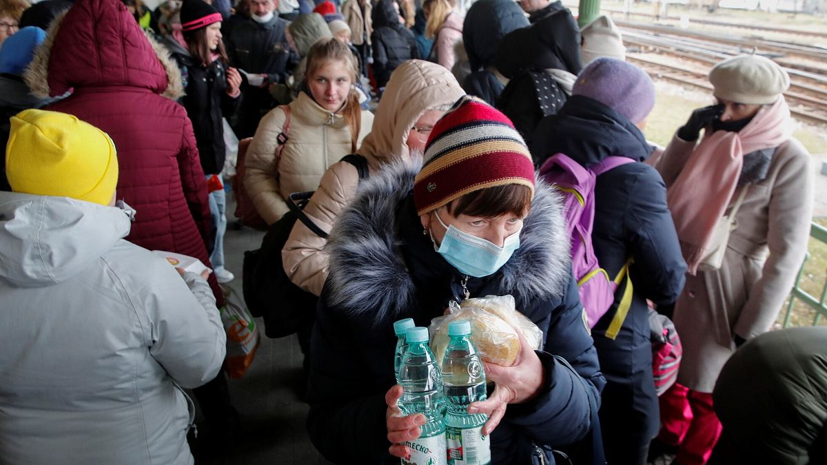 Civili dall'Ucraina partono dalla stazione ferroviaria di Przemysl in Polonia