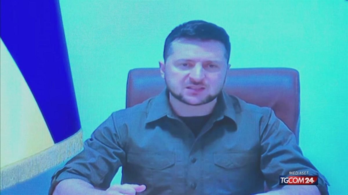 Zelensky al Parlamento: "Immaginate Genova al posto di Mariupol"