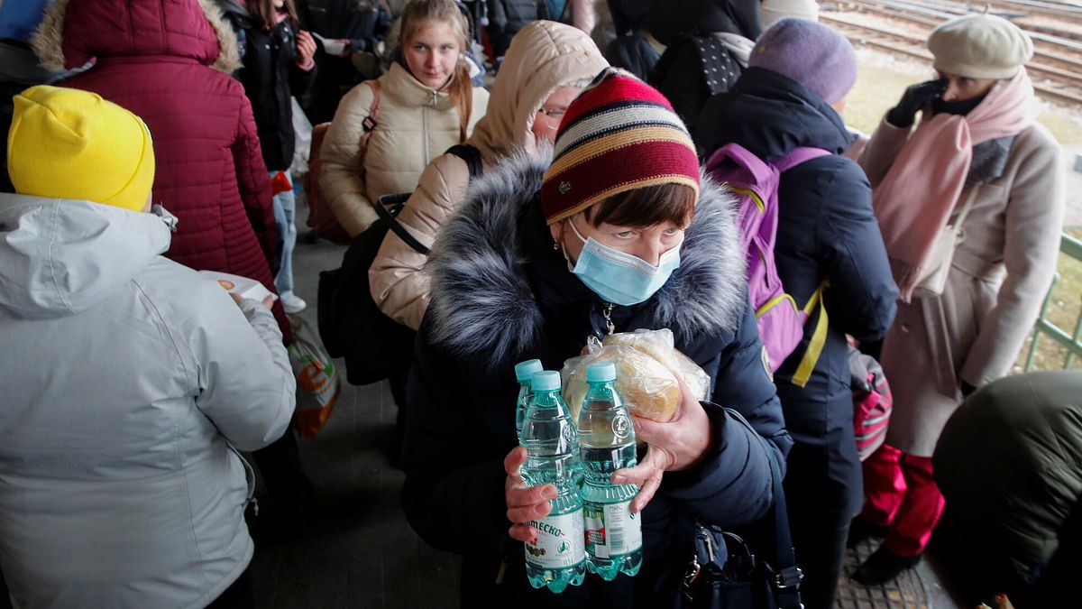 Civili dall'Ucraina partono dalla stazione ferroviaria di Przemysl in Polonia