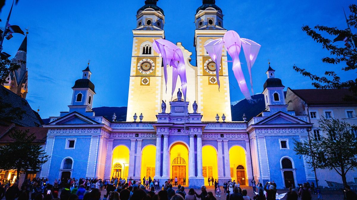 I pesci volanti sulla piazza del Duomo di Bressanone fanno sognare i visitatori 