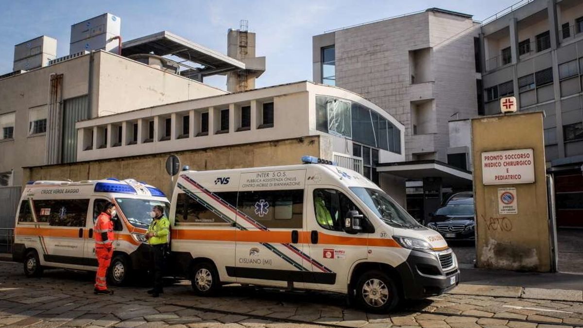 Ambulanze in fila davanti al Pronto soccorso dell'ospedale Fatebenefratelli di Milano, che non è un hub per la cura del coronavirus