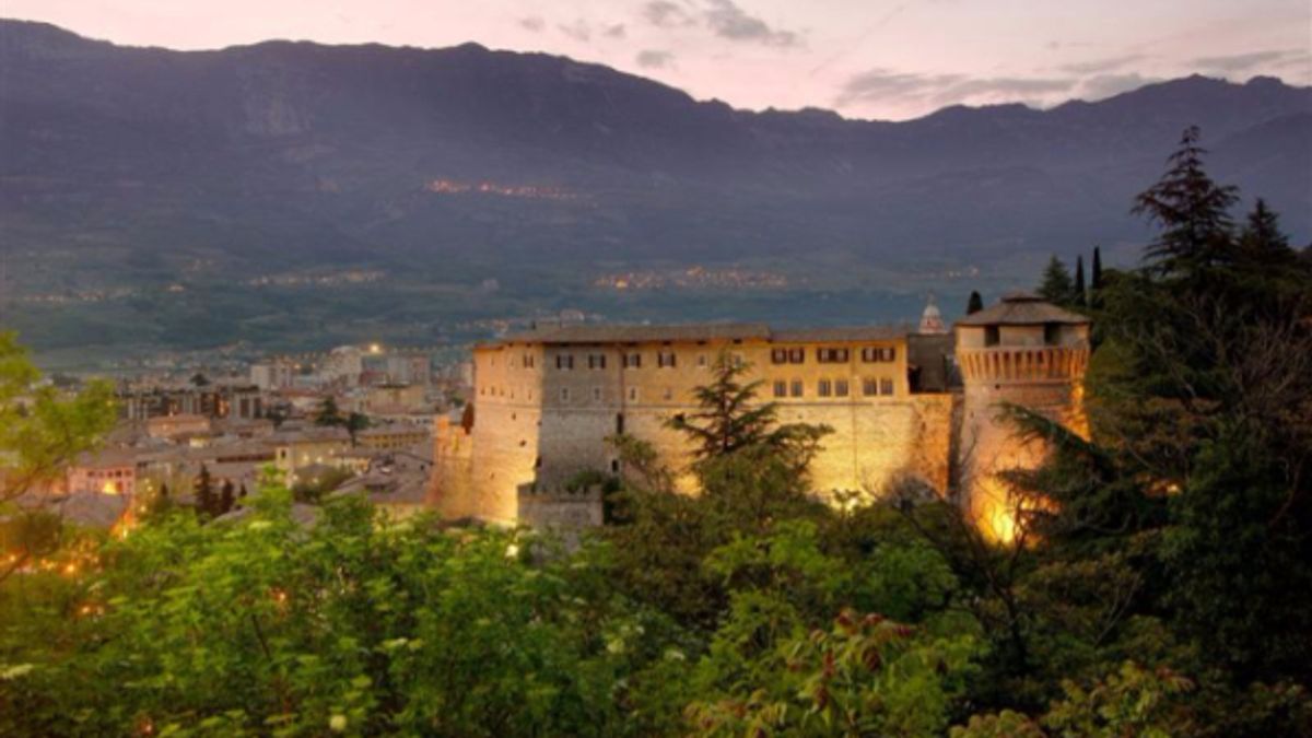 
      
      Rovereto. il castello al tramonto, Foto Carlo Baroni.
   
   