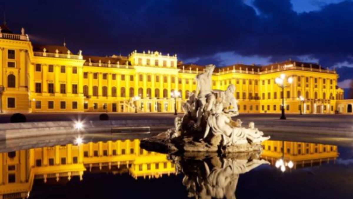 
      
      Il palazzo imperiale di Schonbrunn a Vienna
   
   