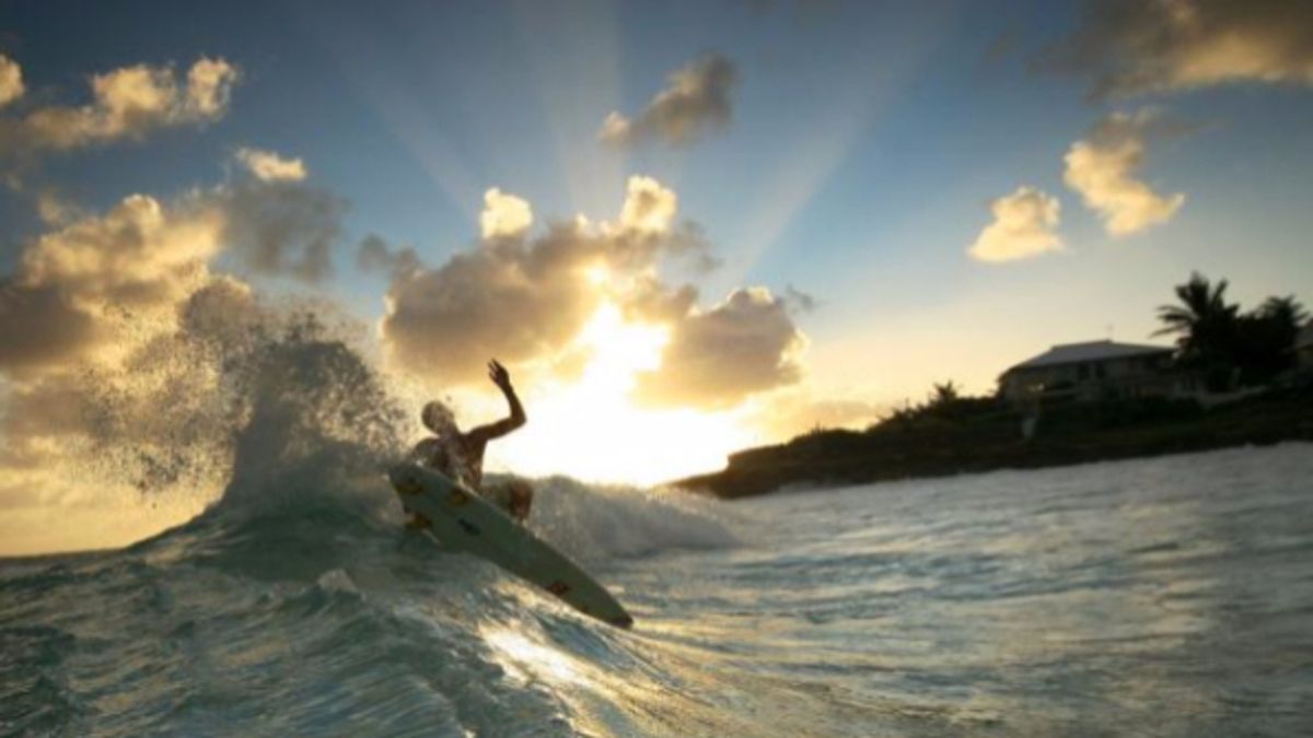 
      Il surf, sport tipico di Barbados
   