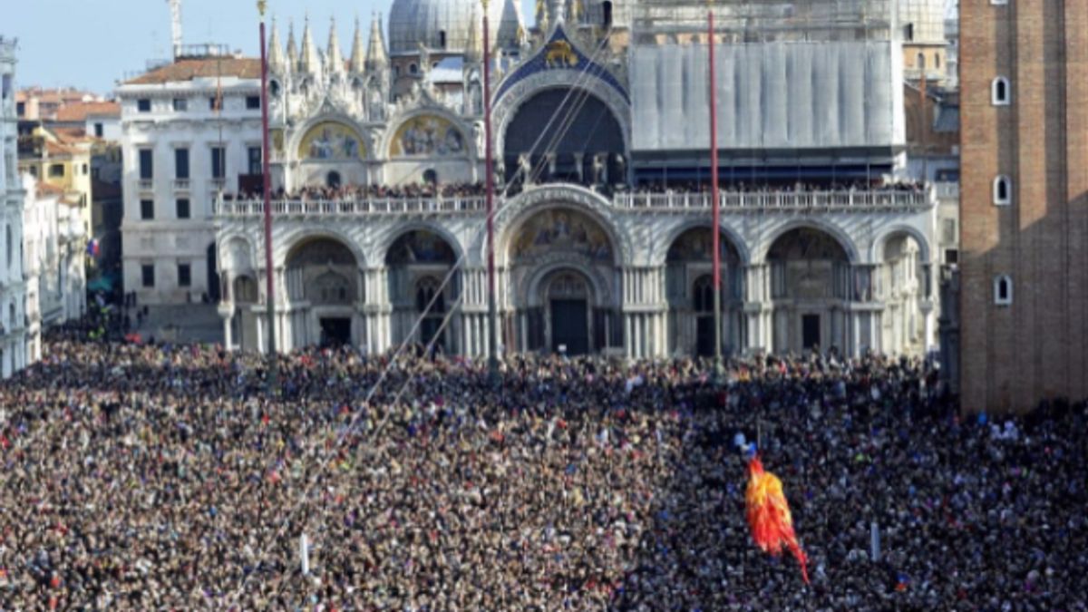 
      Piazza San Marco, il Volo dell'Angelo
   