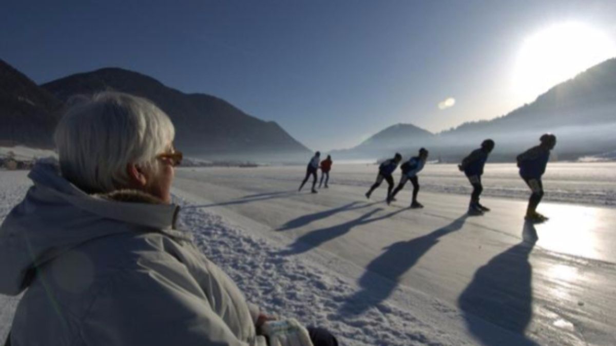 
      Weissensee, pattinatori sul lago
   