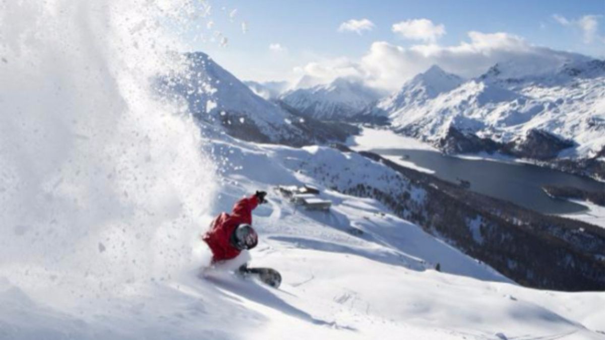 
      Sci sulla neve fresca a St. Moritz, Corvatsch
   