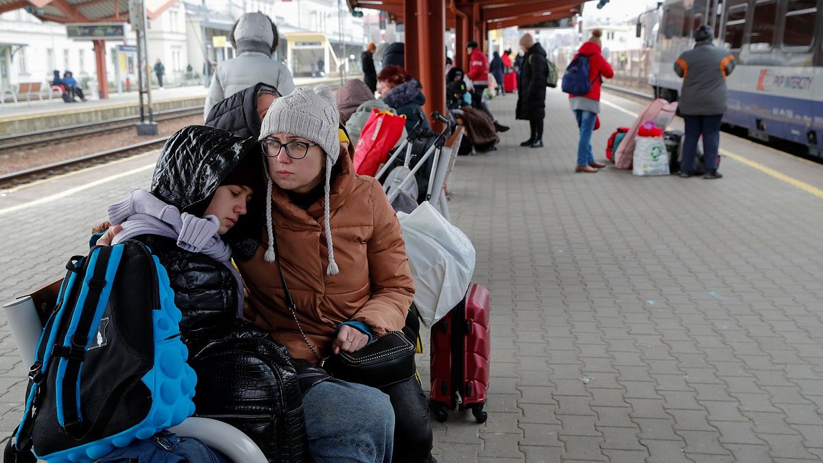 Civili dall'Ucraina partono dalla stazione ferroviaria di Przemysl in Polonia