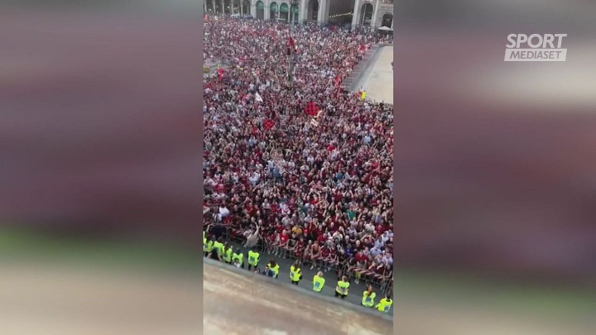 Berlusconi acclamato dalla folla in piazza Duomo