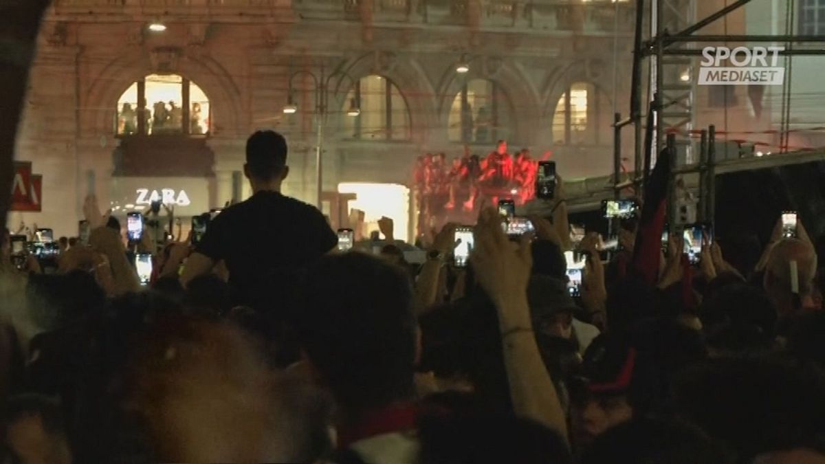 Piazza Duomo è rossonera, arrivano i bus del Milan
