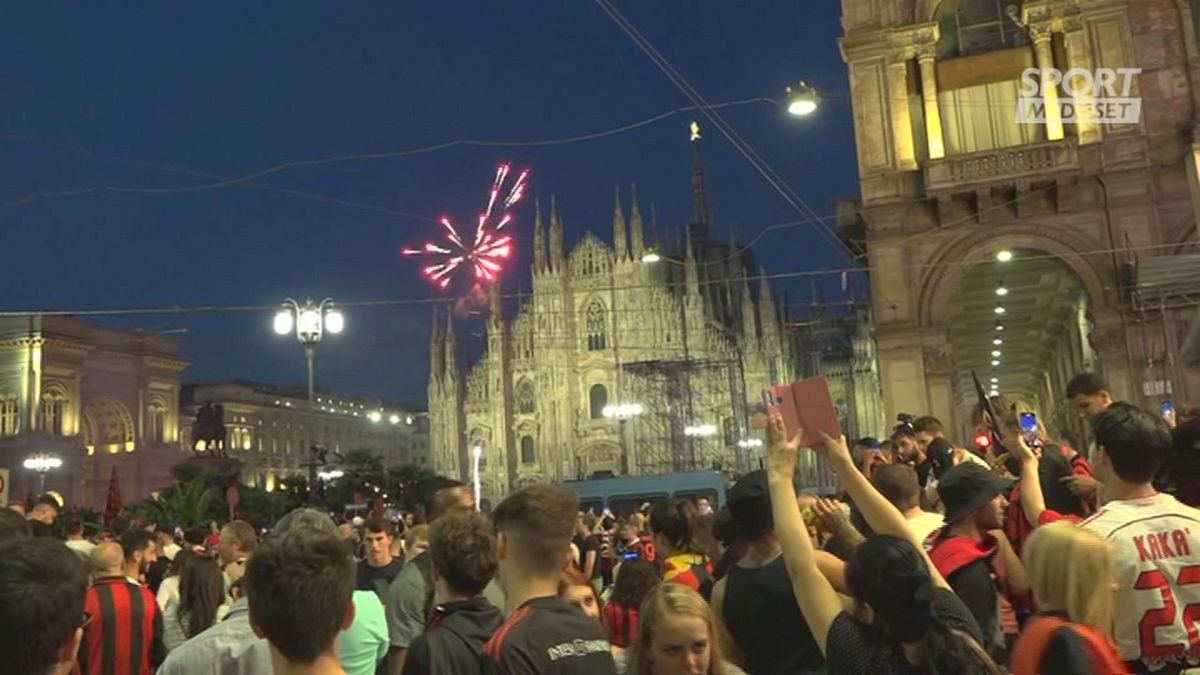 I bus rossoneri arrivano in piazza Duomo
