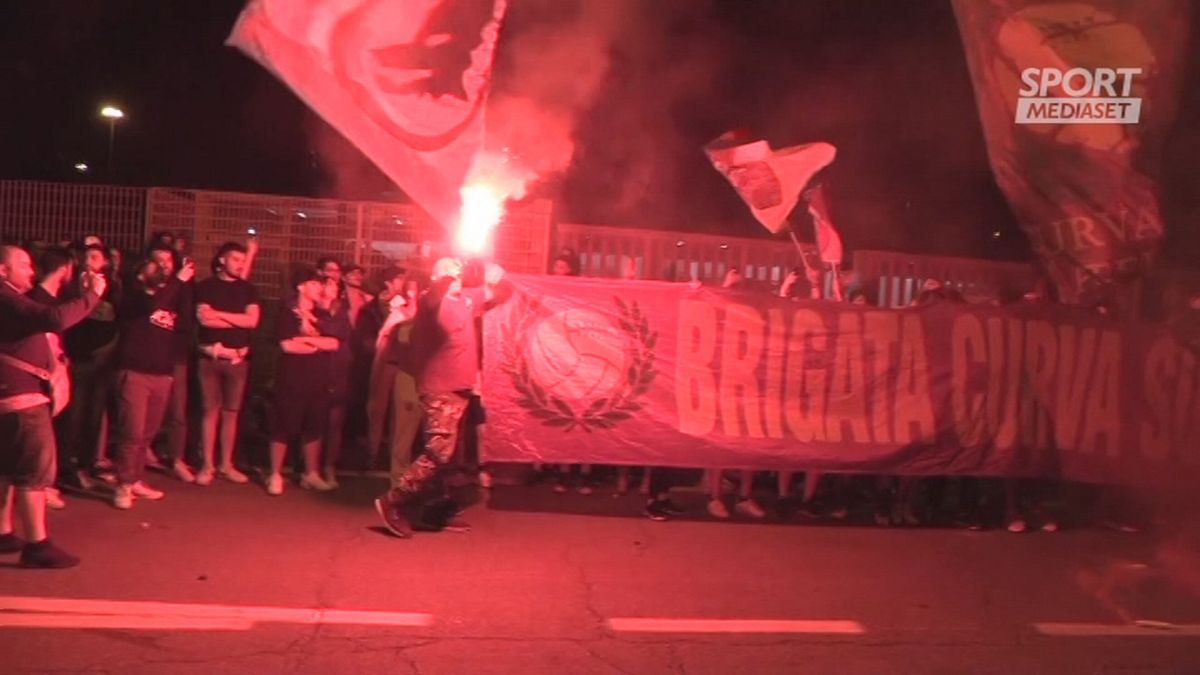 I tifosi della Roma attendono il rientro della squadra da Tirana