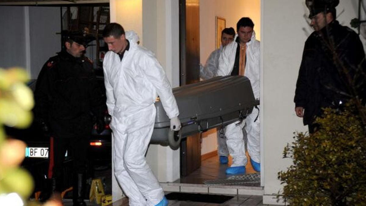 Carabinieri e necrofori all'esterno della abitazione a Ceggia (Venezia) il 19 febbraio 2010. Le vittime sono Tiziana Bragato ed il figlio Gabriele, un bambino che frequentava la prima elementare ed avrebbe compiuto 7 anni ad ottobre. La donna si è impiccata con una corda che aveva stretto ad una spalliera ginnica montata nella stanza da letto, al primo piano della casa. Il piccolo è stato trovato dal papà esanime sul letto della stessa stanza.