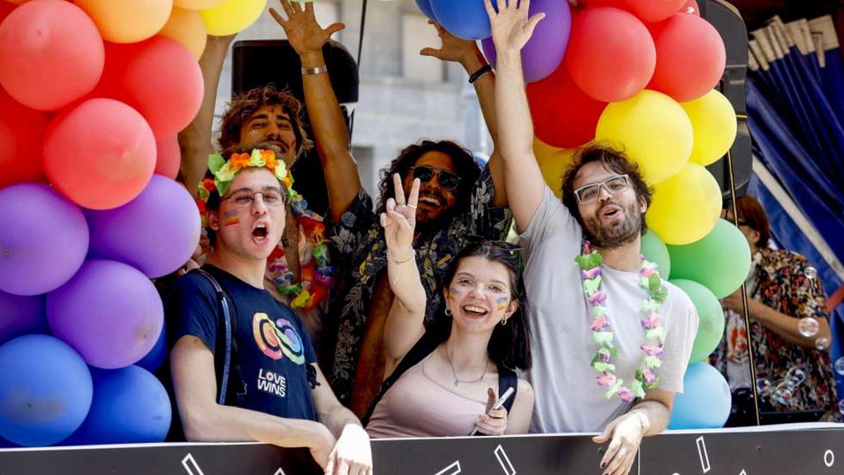 La parata Lgbtq+ a Milano, nel giorno in cui si celebra il Pride