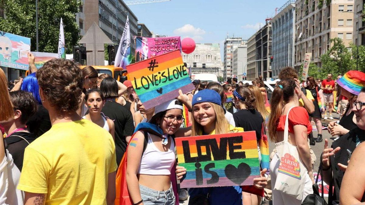 La parata Lgbtq+ a Milano, nel giorno in cui si celebra il Pride