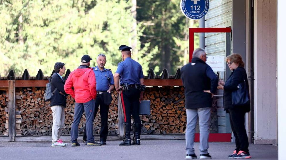 I parenti delle vittime al centro operativo alla caserma dei vigili del fuoco di Canazei 