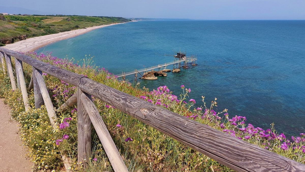 Il panorama dalla ciclabile nei pressi di Punta Aderci