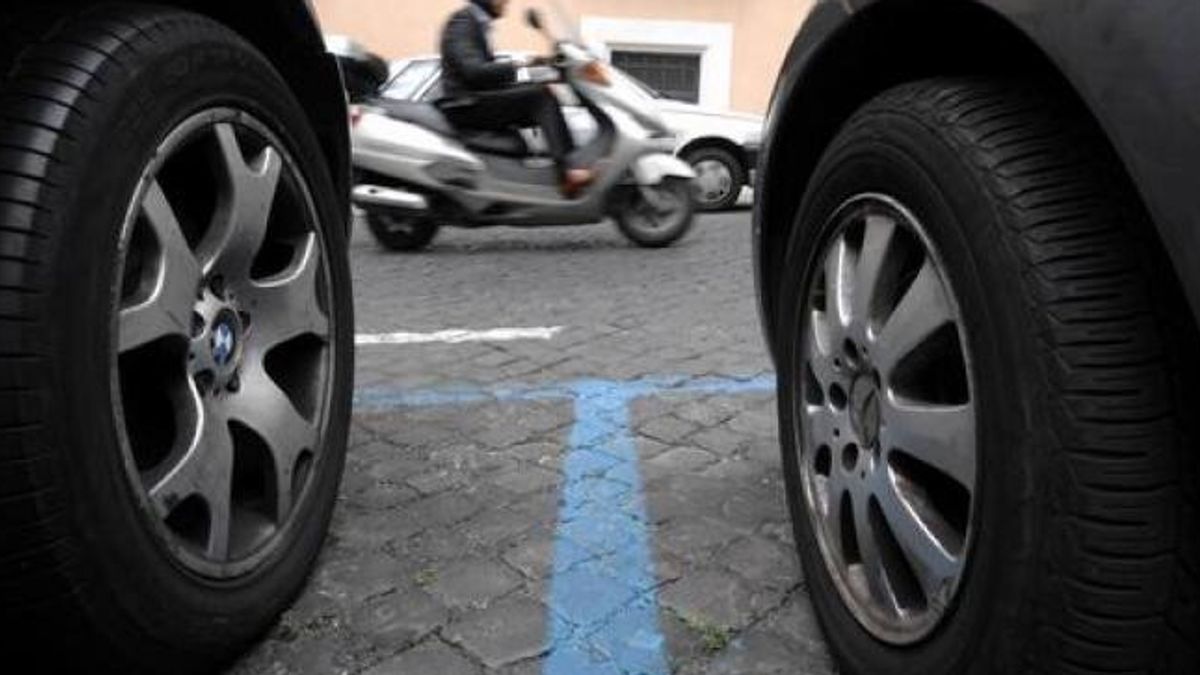 Il parcheggio sul marciapiede 