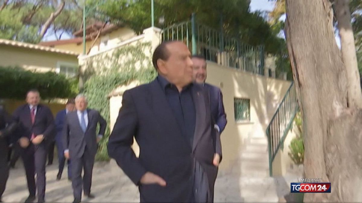 Berlusconi: "Sconcertato dalle dimissioni di Draghi"