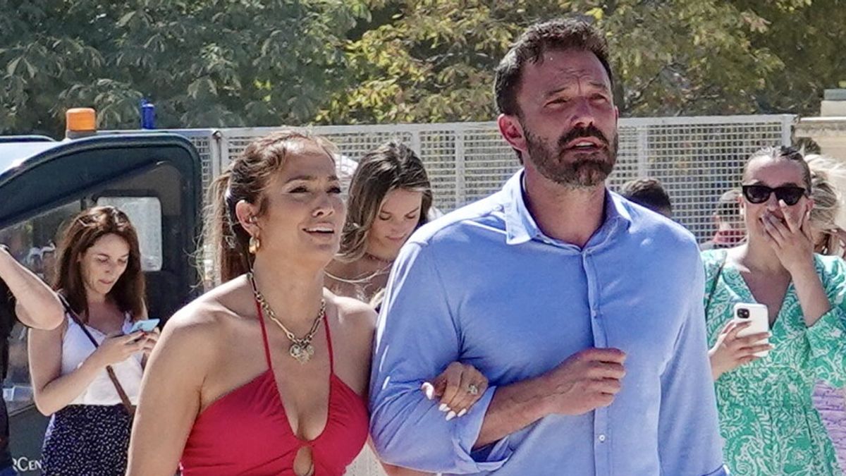 I look di Jennifer Lopez durante la luna di miele a Parigi con il neo marito Ben Affleck 