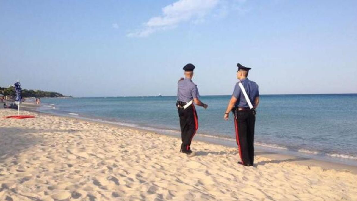 Carabinieri sulla spiaggia di Santa Margherita di Pula, al largo della quale è avvenuto l'incidente