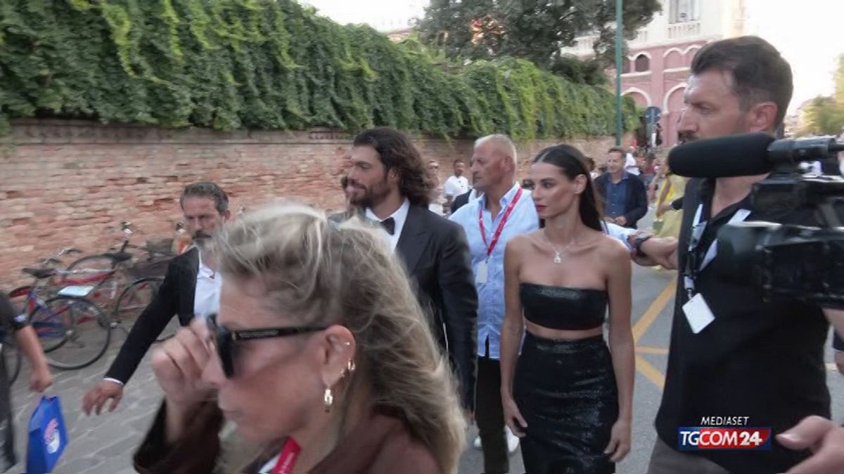 L'arrivo di Can Yaman e Francesca Chillemi a Venezia 79