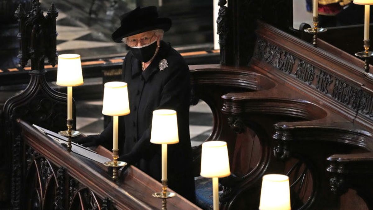 La regina Elisabetta durante i funerali del principe Filippo