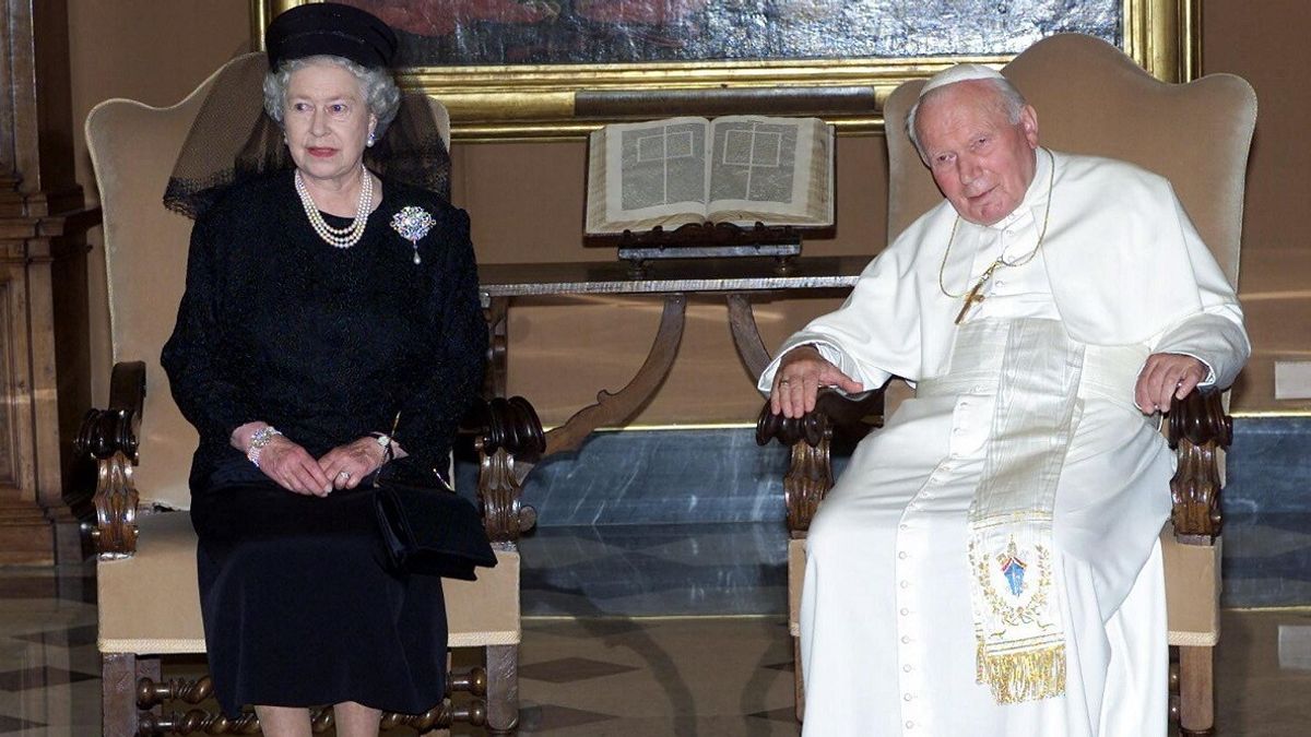 La regina Elisabetta in Vaticano con papa Giovanni Paolo II nel 1980