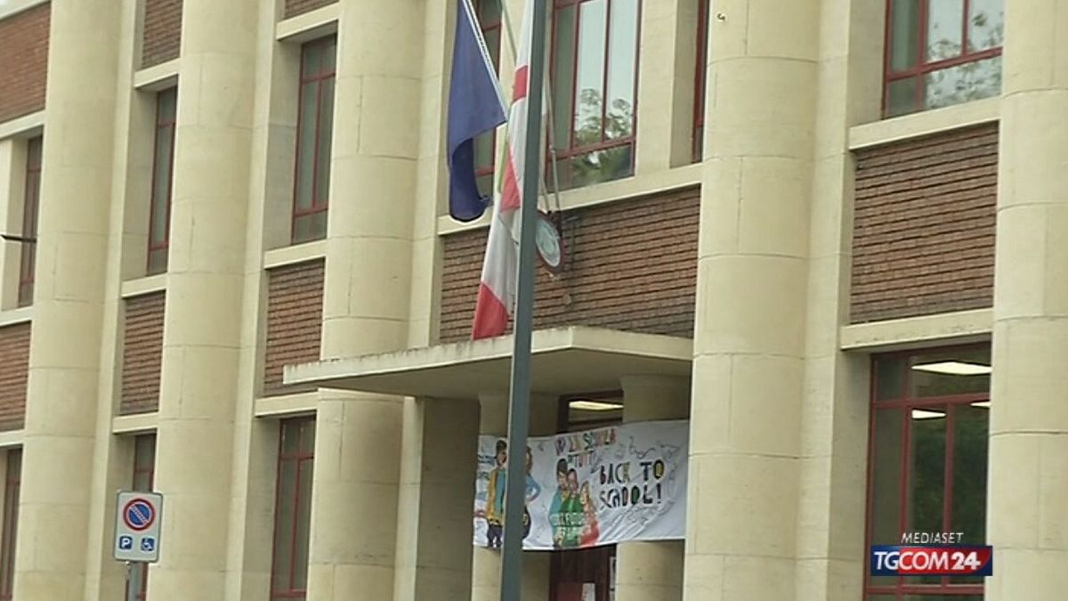 Milano, morto il bimbo precipitato dalle scale della scuola