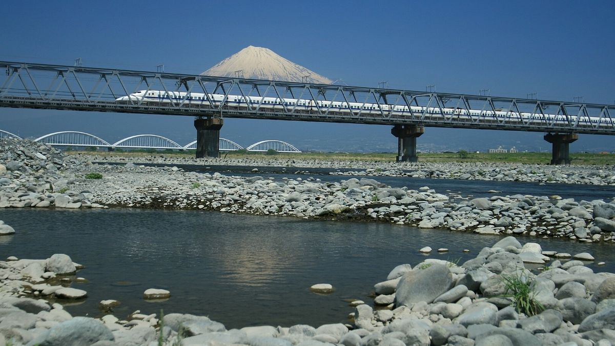  Shinkansen, Giappone: il "treno proiettile" passa vicino al monte Fuji 