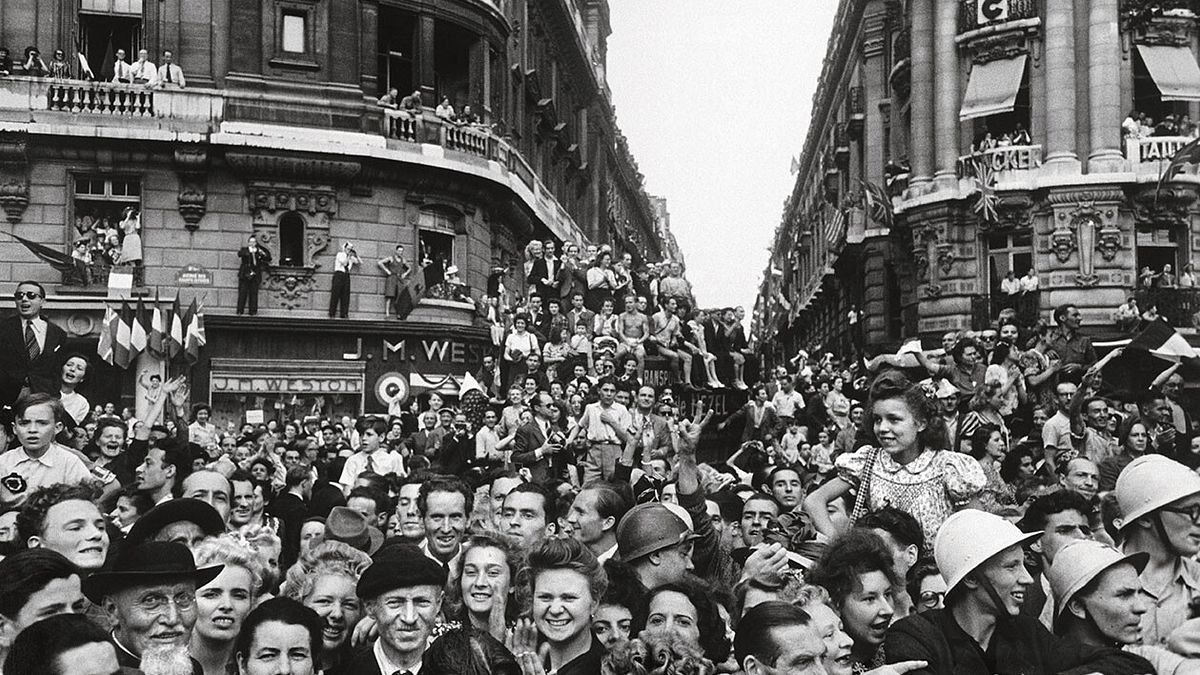  Folla in festa per la liberazione della città Parigi