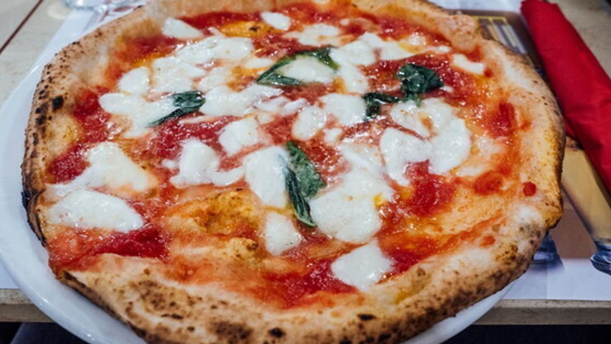 Napoletana: è la variante regionale più amata, con la pasta sottile e i bordi alti