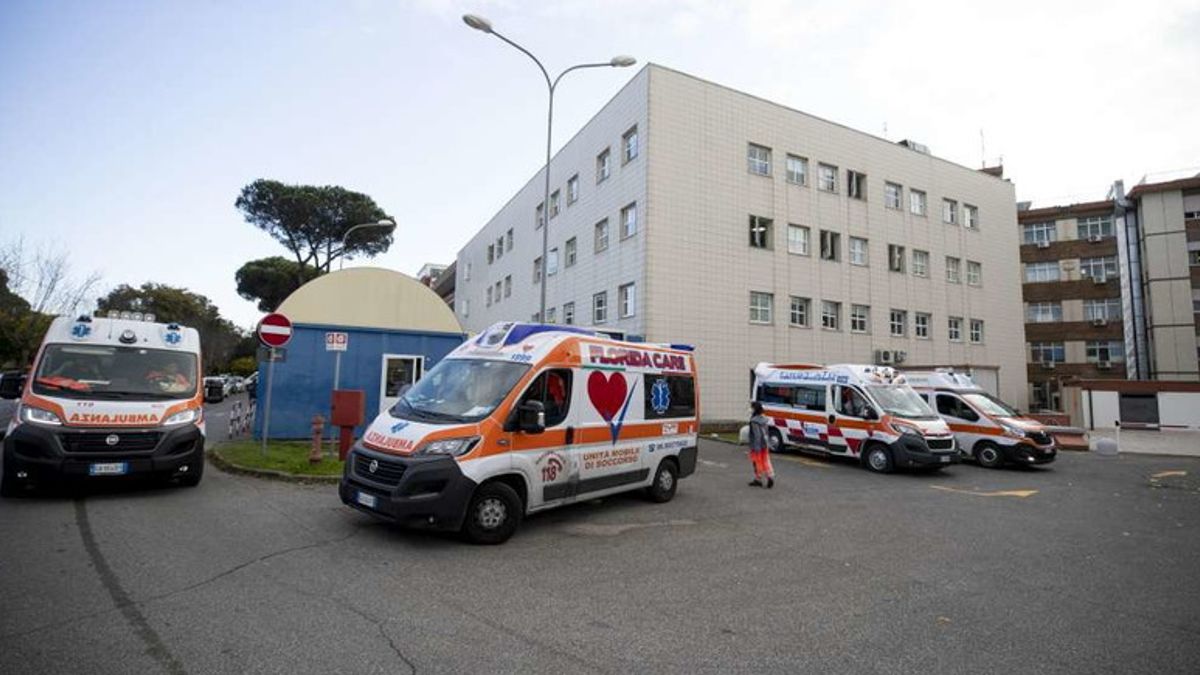  Ambulanze in attesa di fronte all'ospedale San Filippo Neri di Roma