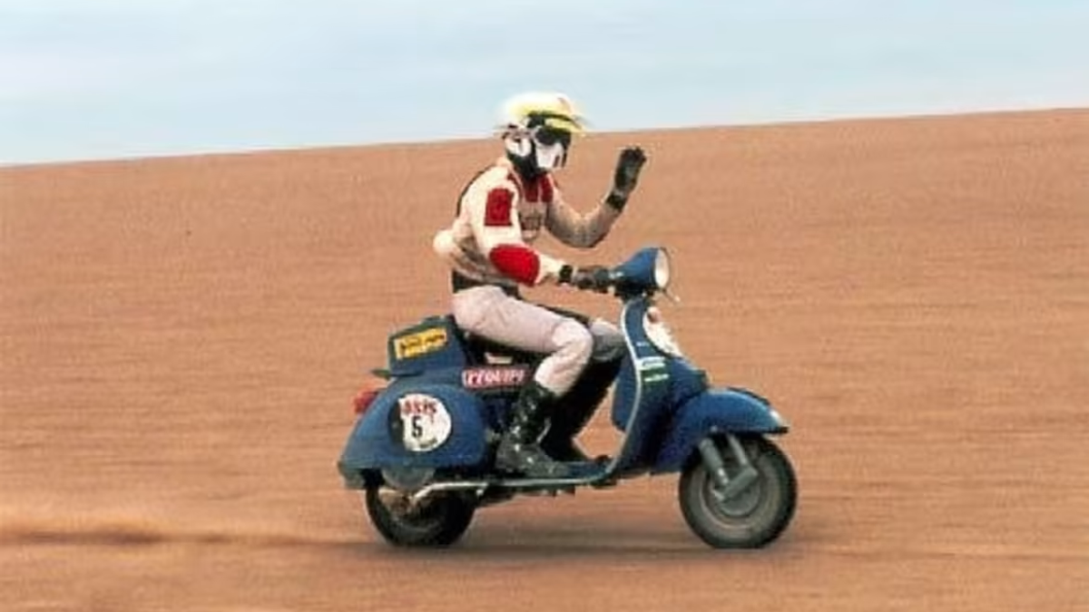 Siamo alla seconda edizione di quella che era ancora la Parigi-Dakar e al via si schierarono anche quattro buontemponi in sella ad altrettante Vespa P200E. Due di esse riuscirono addirittura a completare il percorso.