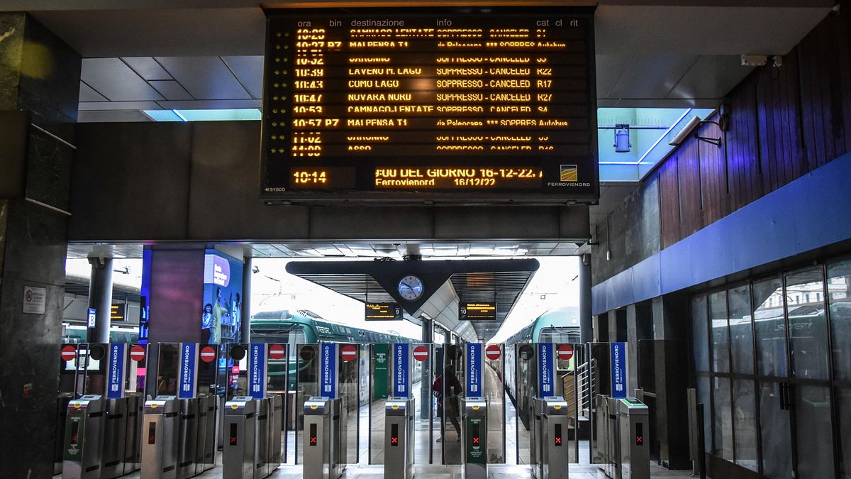 Sciopero Trenord alla stazione di Cadorna, Milano