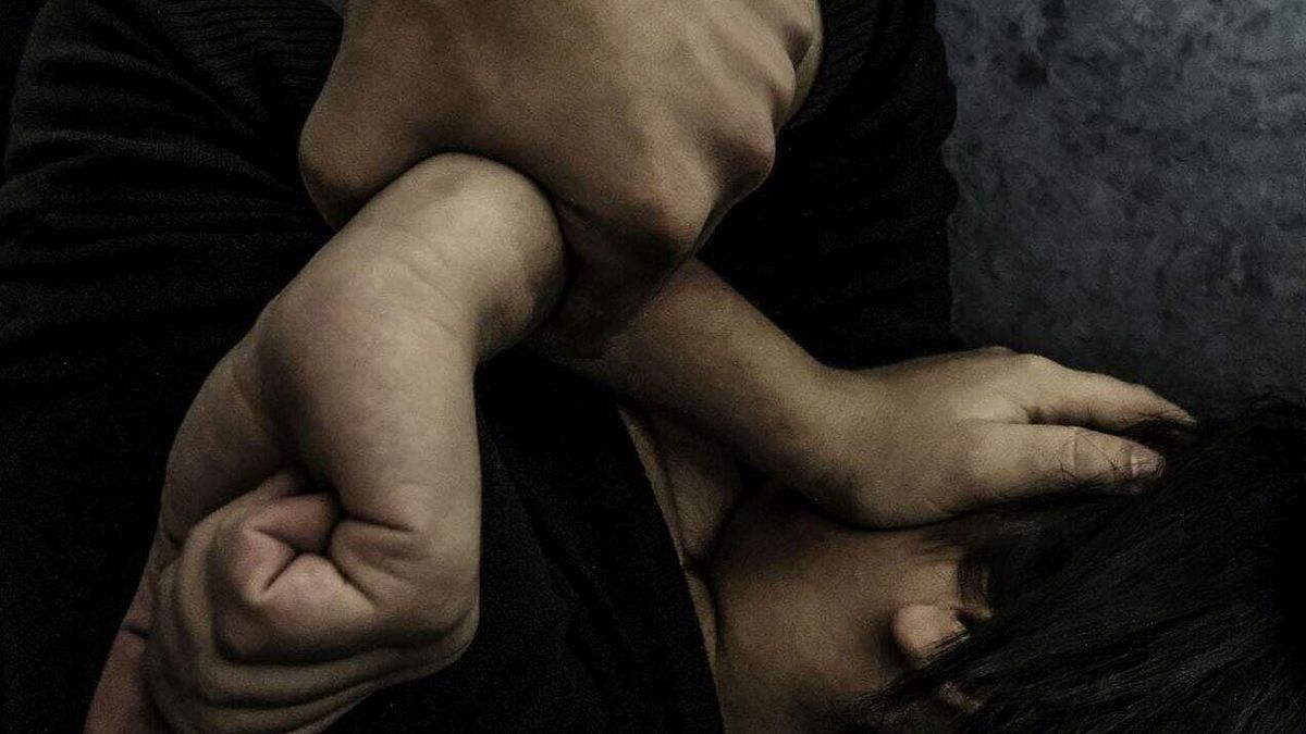 Morto 12enne segretato in una stanza per anni. Arrestati i genitori