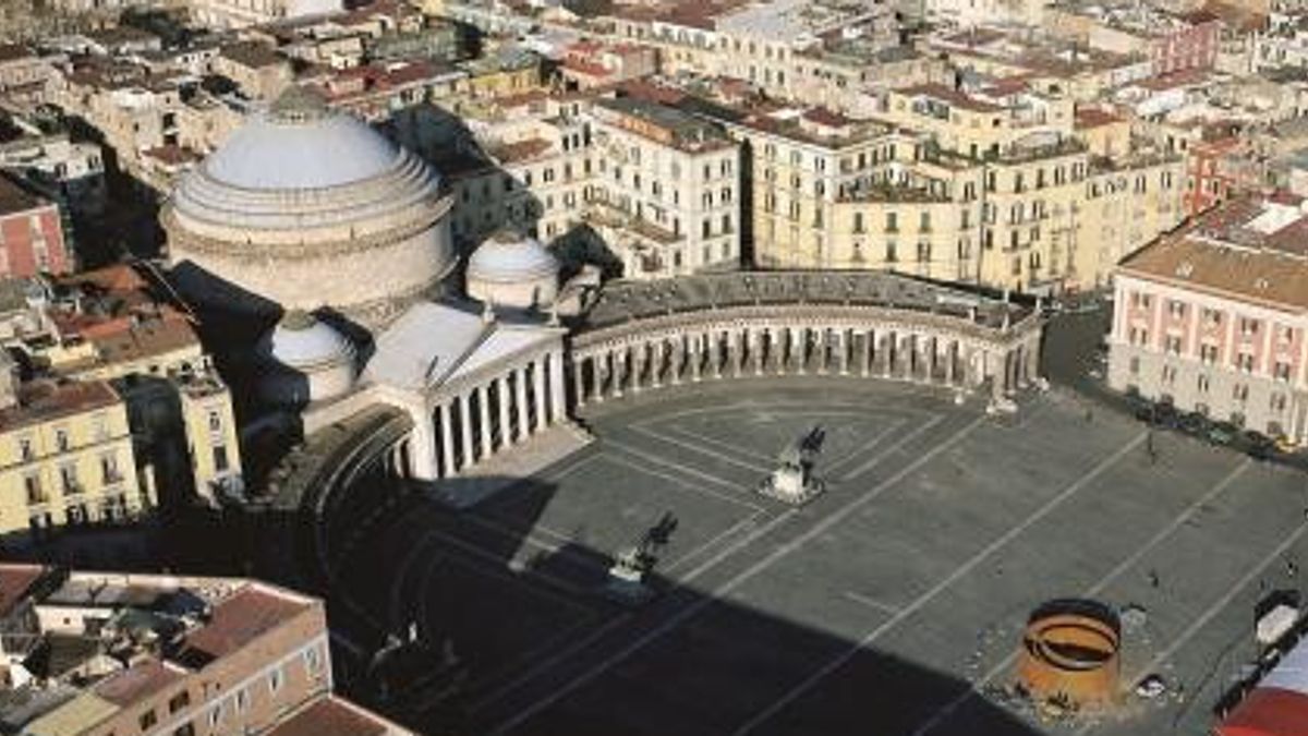 “Viaggio in Campania. Sulle orme del Grand Tour”, Napoli, Piazza Plebiscito con la chiesa di San Francesco di Paola 