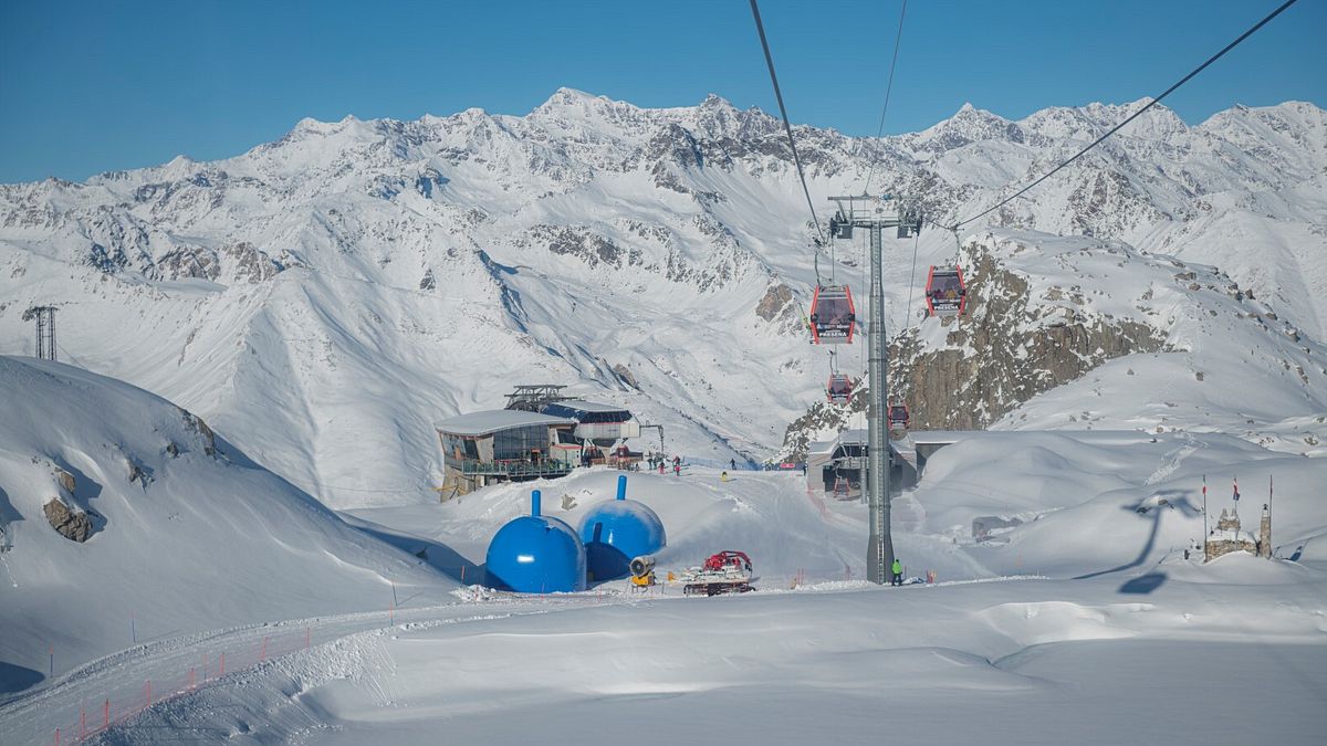 Al Tonale, la costruzione della Paradice Arena e dei fantastici strumenti di ghiaccio. Tutte le foto sono di  MARIOTTI MAURO PONTEDILEGNO-TONALE