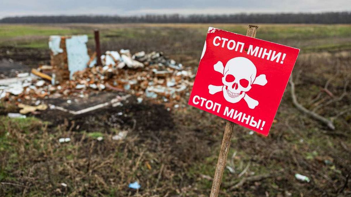 Un segnale di avvertimento che dice "stop mine" sia in ucraino sia in russo nella regione del Donetsk