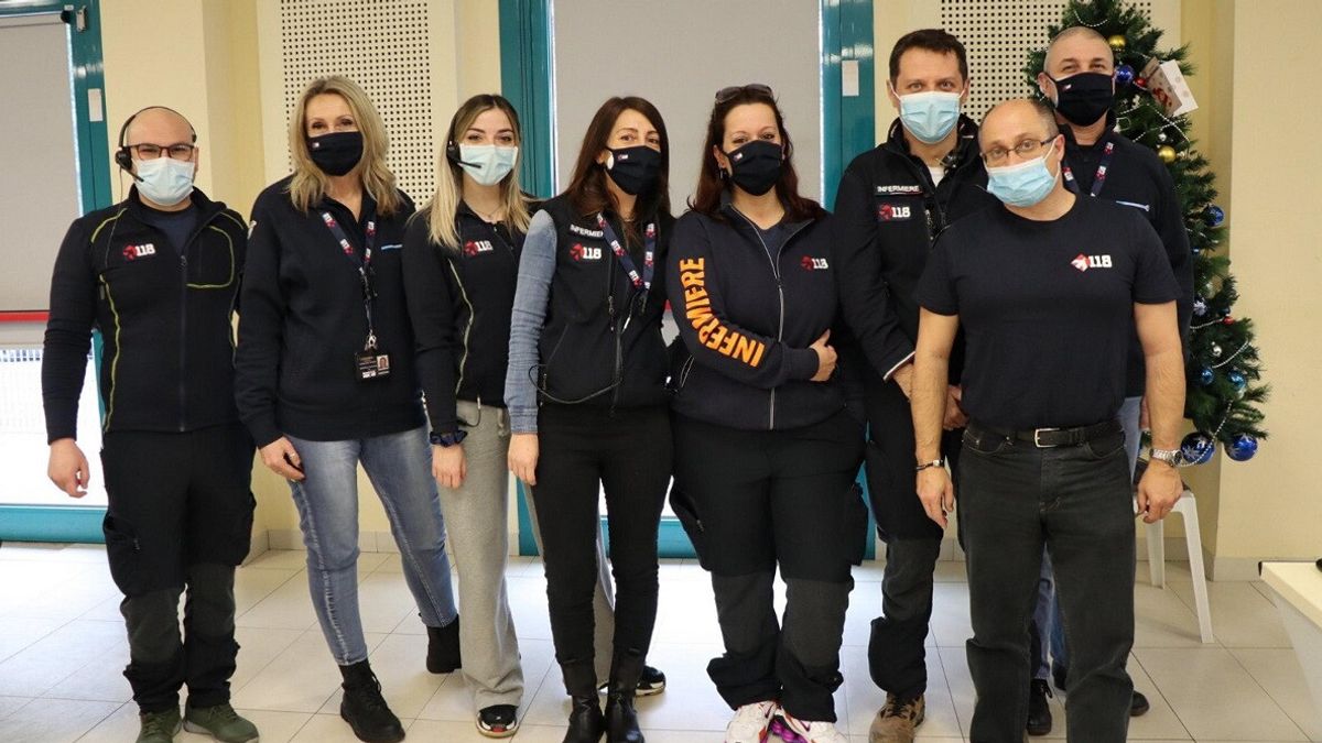 L'infermiera Elisa Nava e l'equipe in Centrale 118 che ha assistito in videochiamata la donna che ha partorito il suo terzo figlio prima di arrivare in ospedale a Bentivoglio (Bologna), 8 novembre 2021