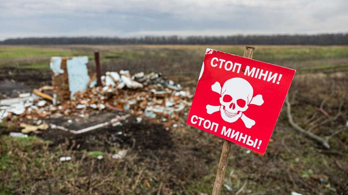 Un segnale di avvertimento che dice "stop mine" sia in ucraino sia in russo nella regione del Donetsk