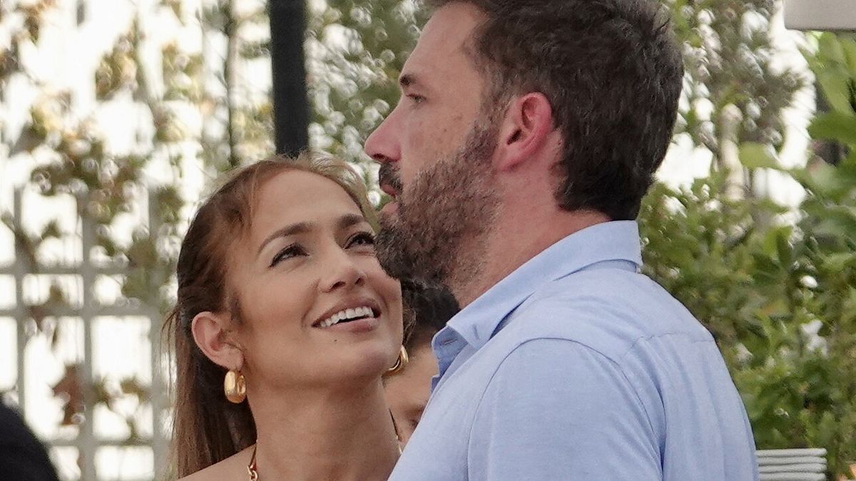 I look di Jennifer Lopez durante la luna di miele a Parigi con il neo marito Ben Affleck 