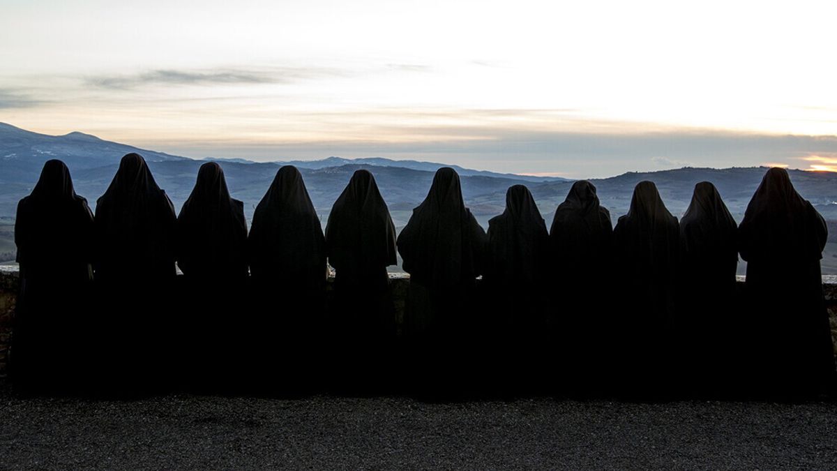 Le suore di Pienza nel giardino del loro monastero