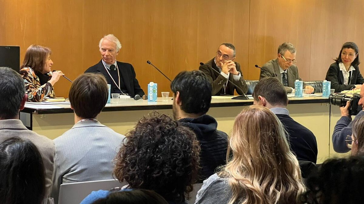 Elena Pasoli (Bologna Chidren's Book Fair), Ricardo Franco Levi (Presidente AIE), Giovanni Peresson (Ufficio studi AIE), Antonello Scorcu (Dipartimento di Economia, Università di Bologna), Chiara Bartolozzi (Fondazione Cariplo), Giovanna Malgaroli (Nati per Leggere)