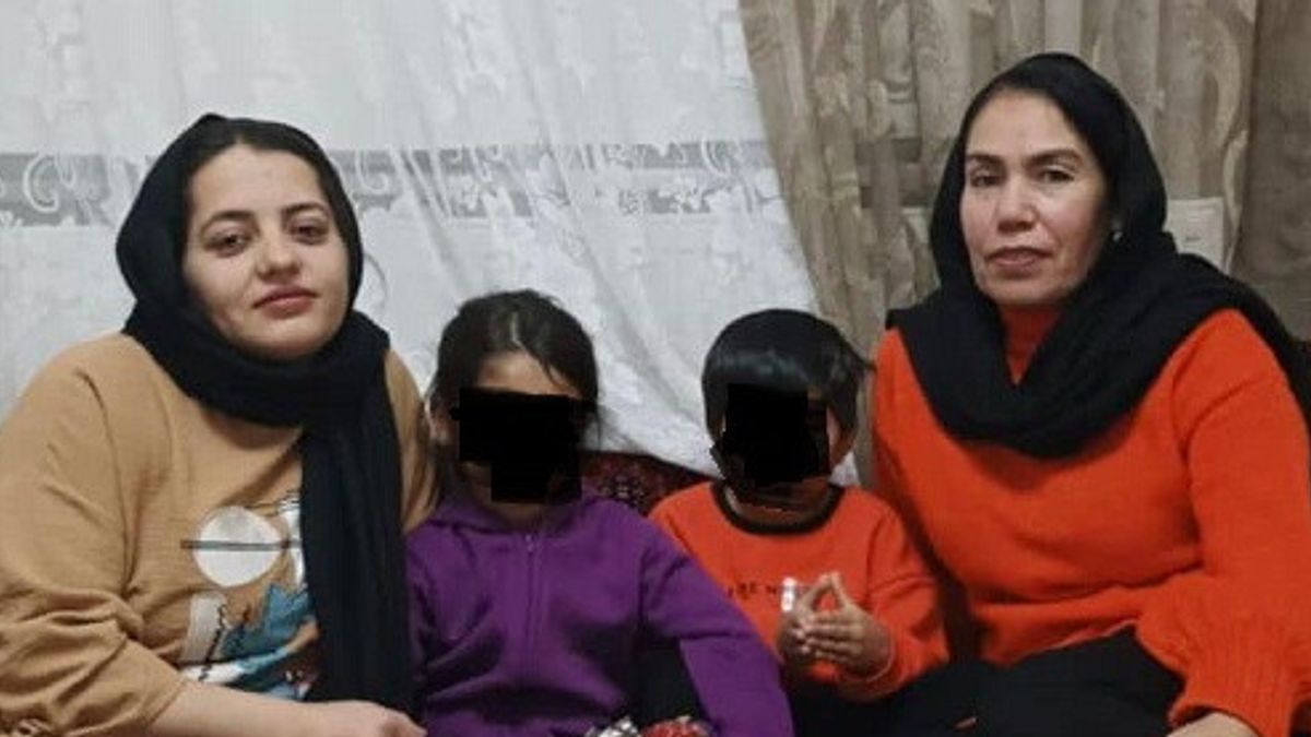 Nella foto la famiglia della giornalista afghana Torpekai Amarkhel: sono tutti morti nel naufragio. La bambina risulta dispersa