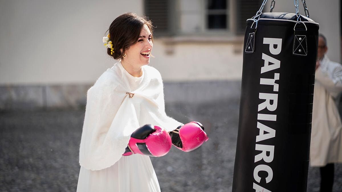 Una sposa partecipa all'azione artistica di Silvia Levenson e Natalia Saurin dal titolo "Workout. Allenamento per la distruzione del patriarcato". Per gentile concessione di Marco Del Comune Fotografo